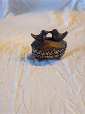 2/30$ Vintage Brown Wooden Bird Trinket Box